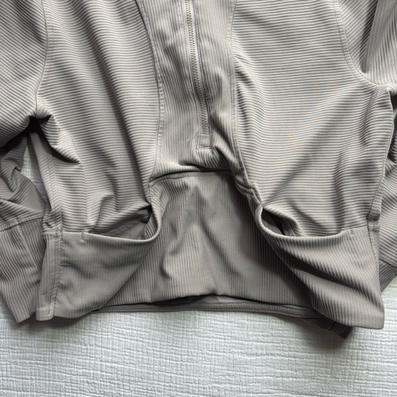 90 Degree By Reflex Gray Crop Top - Picture 3 of 4